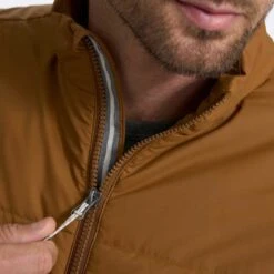 Vuori Men's Echo Insulated Jacket - Camel -Daily Flex Shop 0042 V535CAM 03522 1200x crop center jpg
