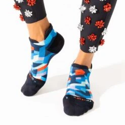 Feetures Unisex Elite Light Cushion No Show Tab Socks - Geo Print Blue 7 Feetures Unisex Elite Light Cushion No Show Tab Socks - Geo Print Blue -Daily Flex Shop GeoPrintA 3 590x f63e5eac 4780 4923 b07f b3123964e435