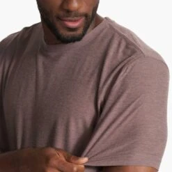 Vuori Men's Strato Tech Tee - Hazel Heather -Daily Flex Shop V126HAH FA23 M ECOMM TOPS DETAIL 5