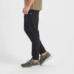 Vuori Men's Fleet Pant - Black -Daily Flex Shop V429BLK 2 2048x 8cace937 21ad 4f6e 91ab 9b0cb67c4e35