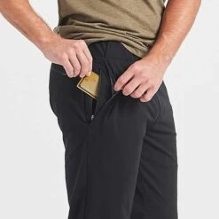Vuori Men's Fleet Pant - Black -Daily Flex Shop V429BLK 5 2048x 1b9cca1d 2d8b 4f8a a988 49270acb091e