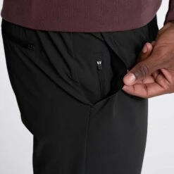 Vuori Men's Fleet Jogger Pant - Black -Daily Flex Shop V444BLK SP23 M ECOMM PANTS 02377new 1200x crop center jpg